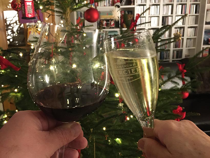 Wein- und Sektglas vor Weihnachtsbaum
