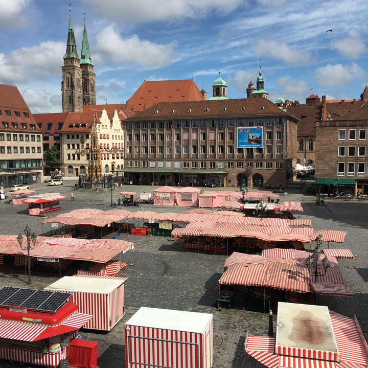 Nürnberger Hauptmarkt mit Marktständen